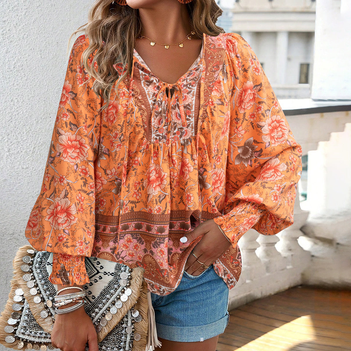 Damen-Bluse mit Boho-Blumenmuster und Schleifenkragen