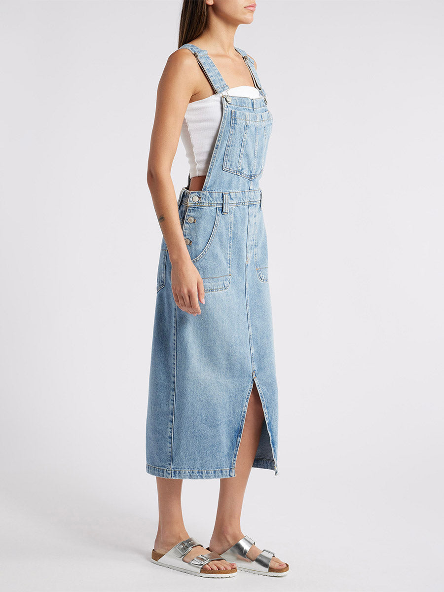 Jeans-Latzkleid mit Schlitz vorne