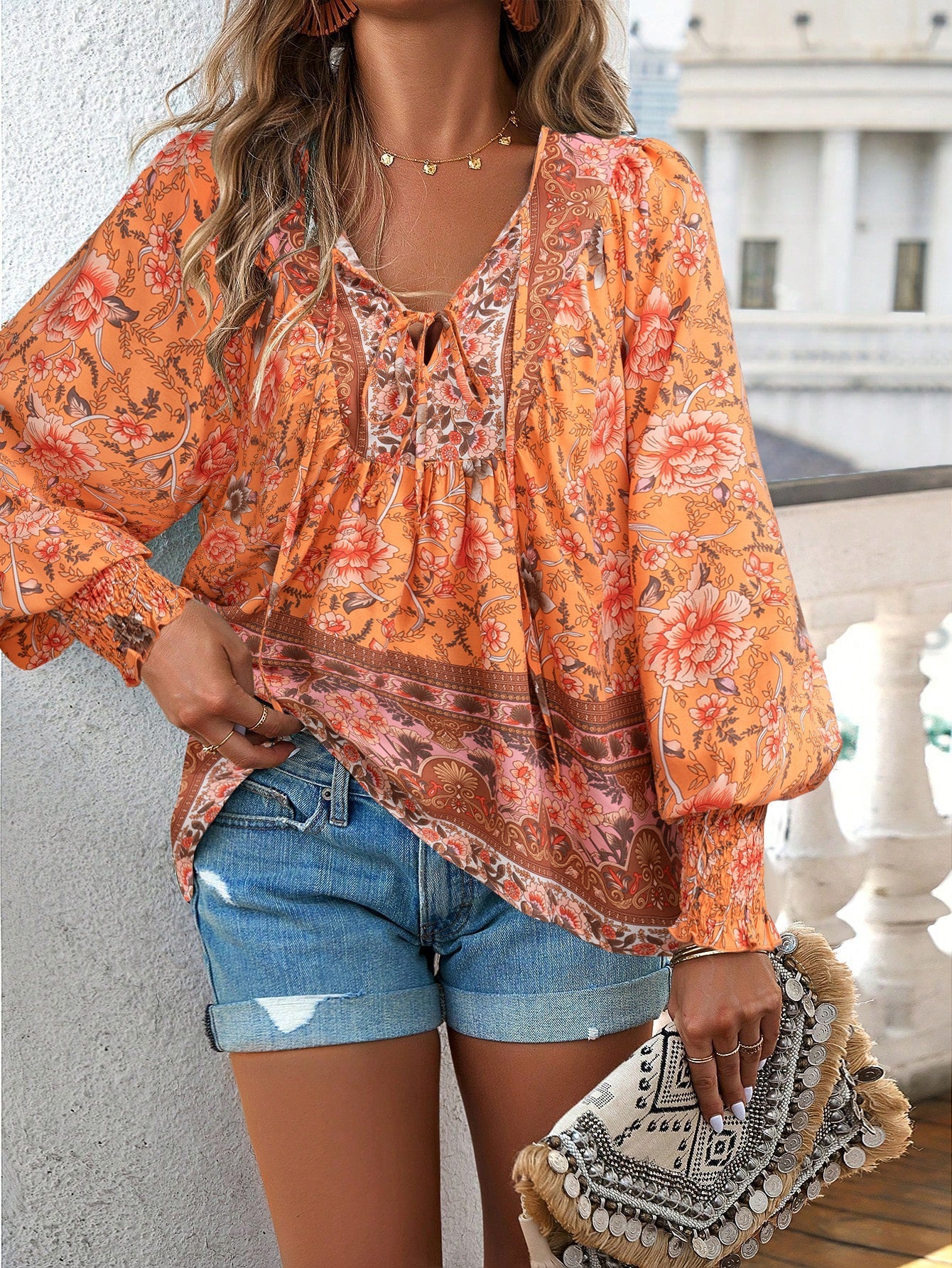 Damen-Bluse mit Boho-Blumenmuster und Schleifenkragen