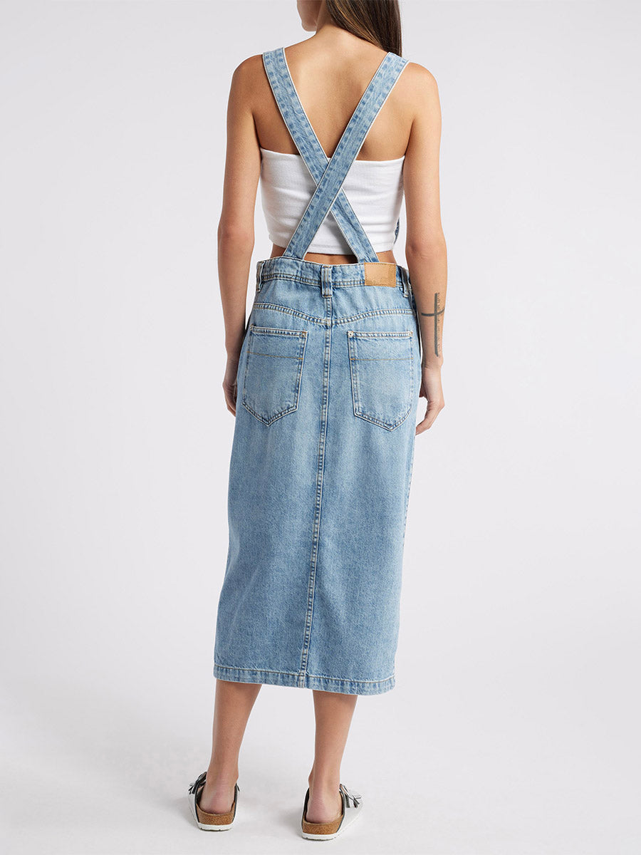 Jeans-Latzkleid mit Schlitz vorne