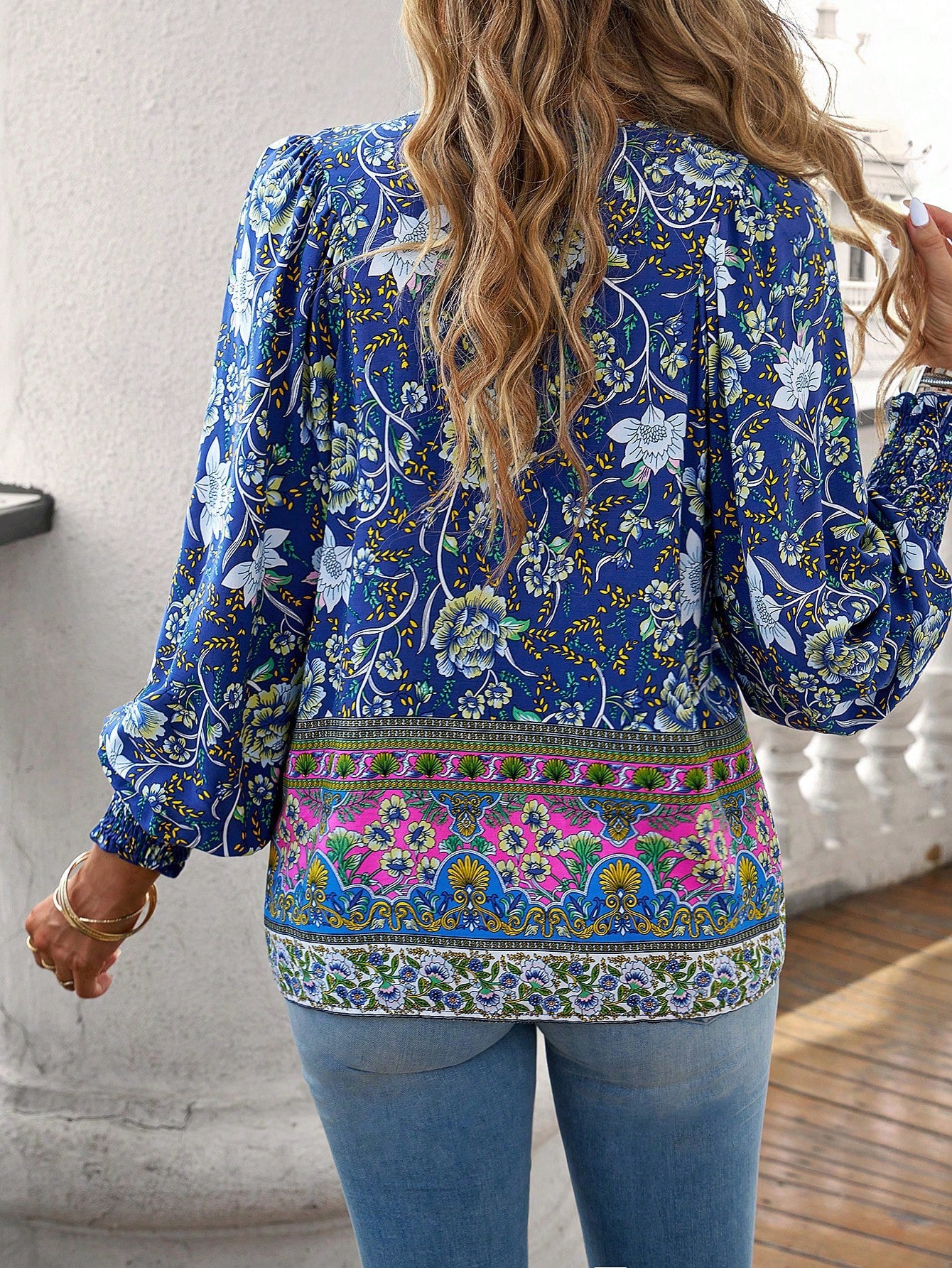 Damen-Bluse mit Boho-Blumenmuster und Schleifenkragen