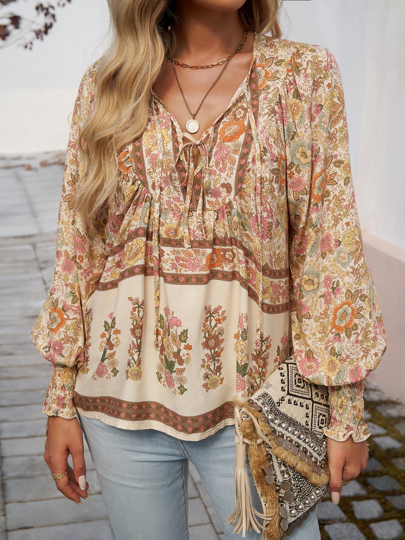 Damen-Bluse mit Boho-Blumenmuster und Schleifenkragen