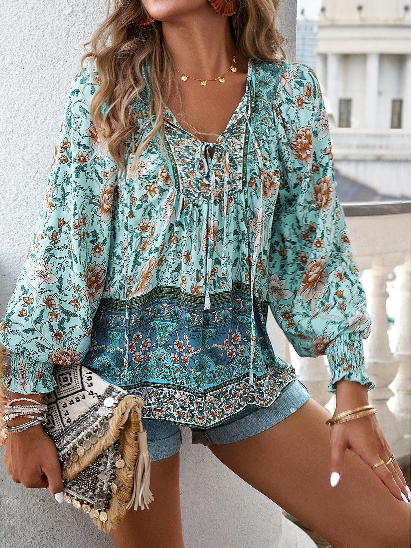 Damen-Bluse mit Boho-Blumenmuster und Schleifenkragen