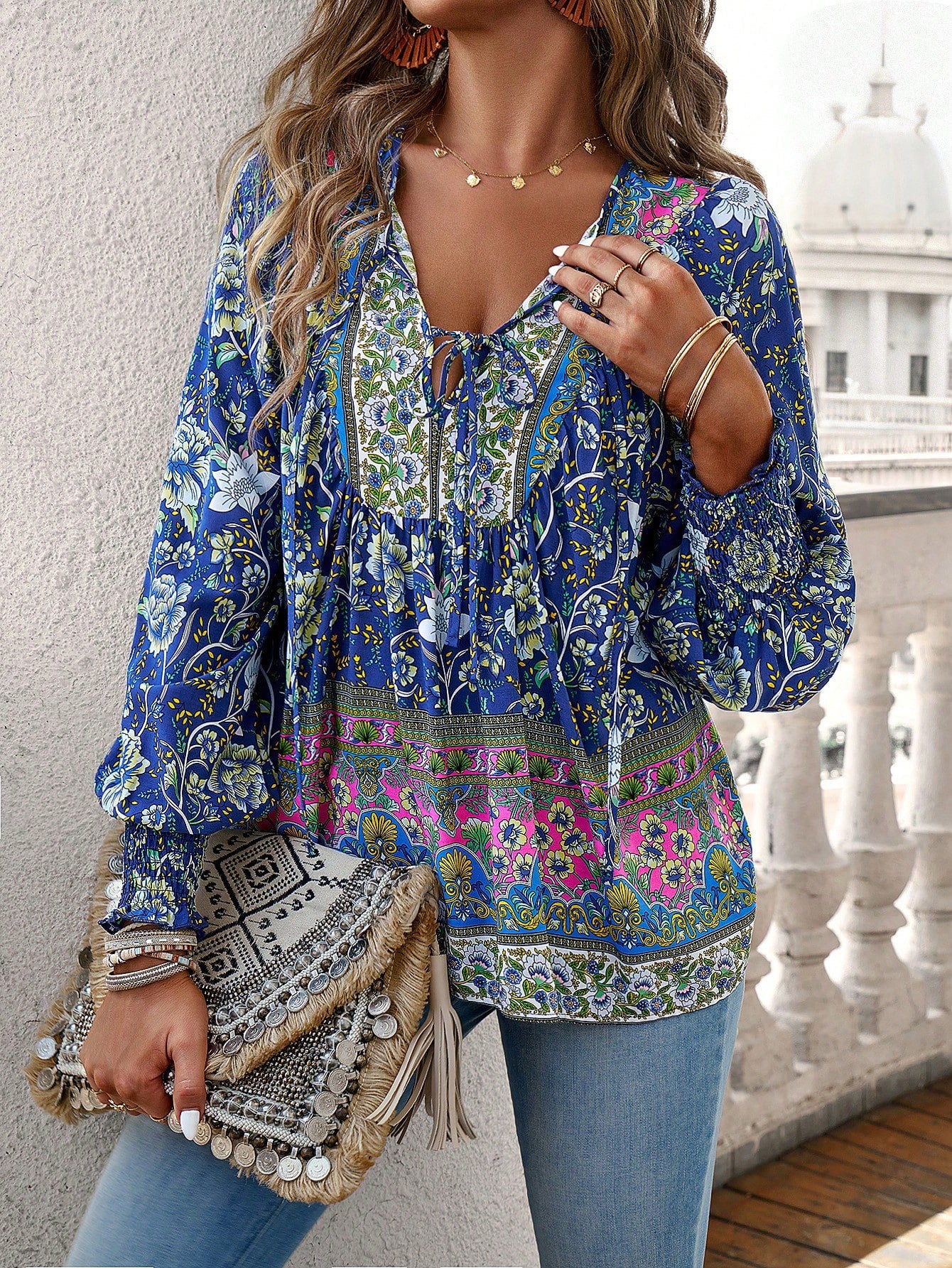 Damen-Bluse mit Boho-Blumenmuster und Schleifenkragen