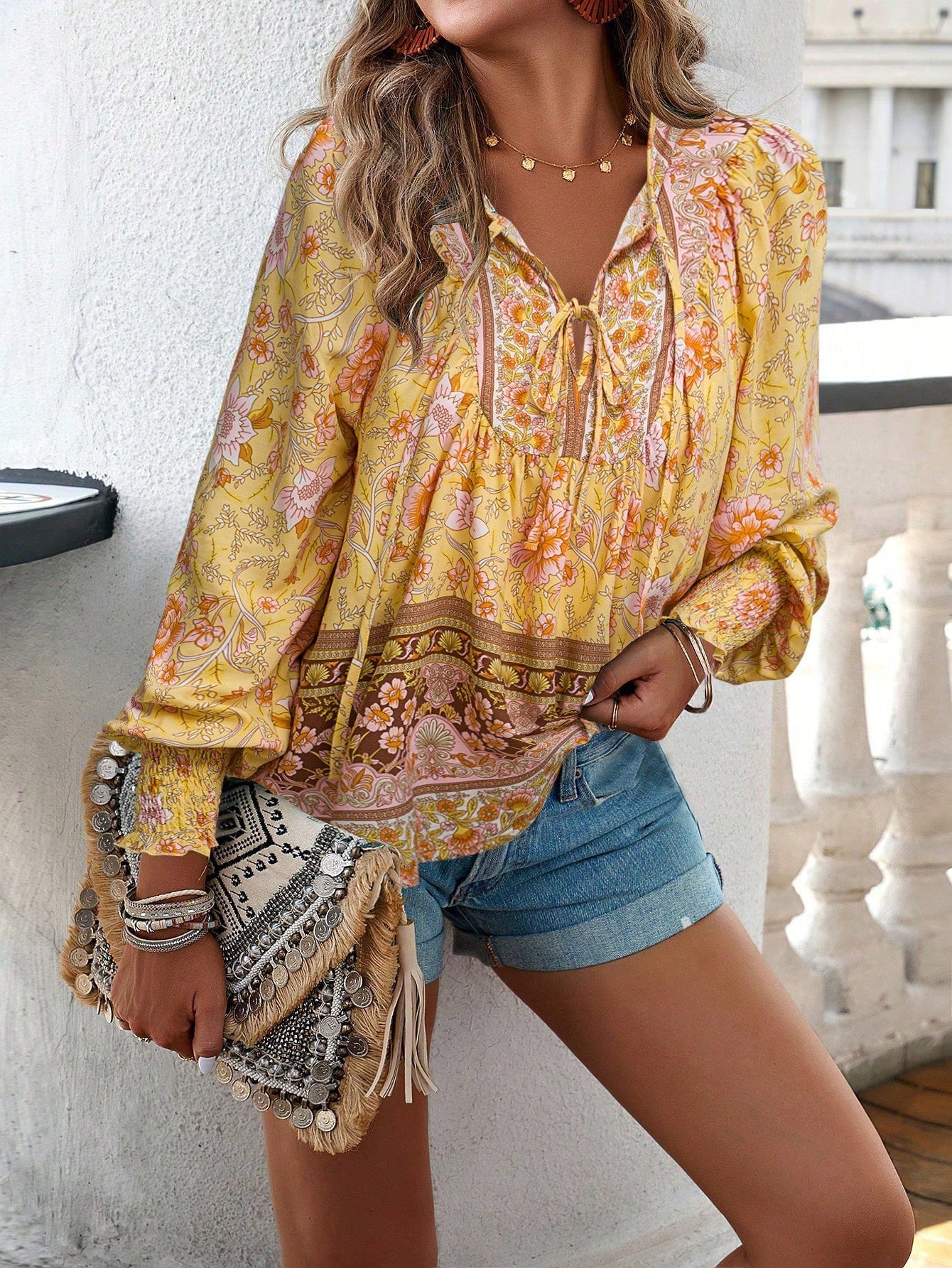 Damen-Bluse mit Boho-Blumenmuster und Schleifenkragen