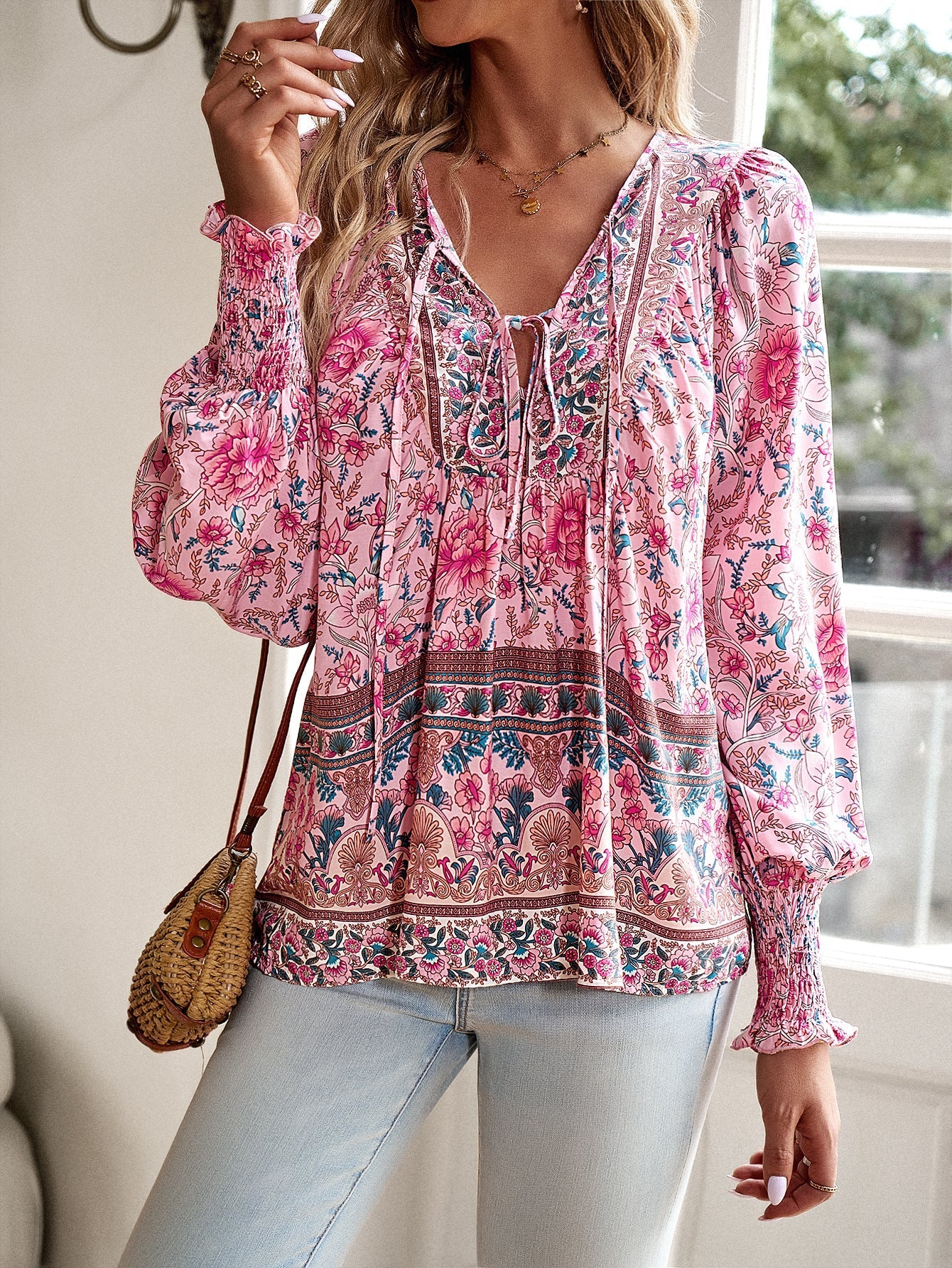 Damen-Bluse mit Boho-Blumenmuster und Schleifenkragen