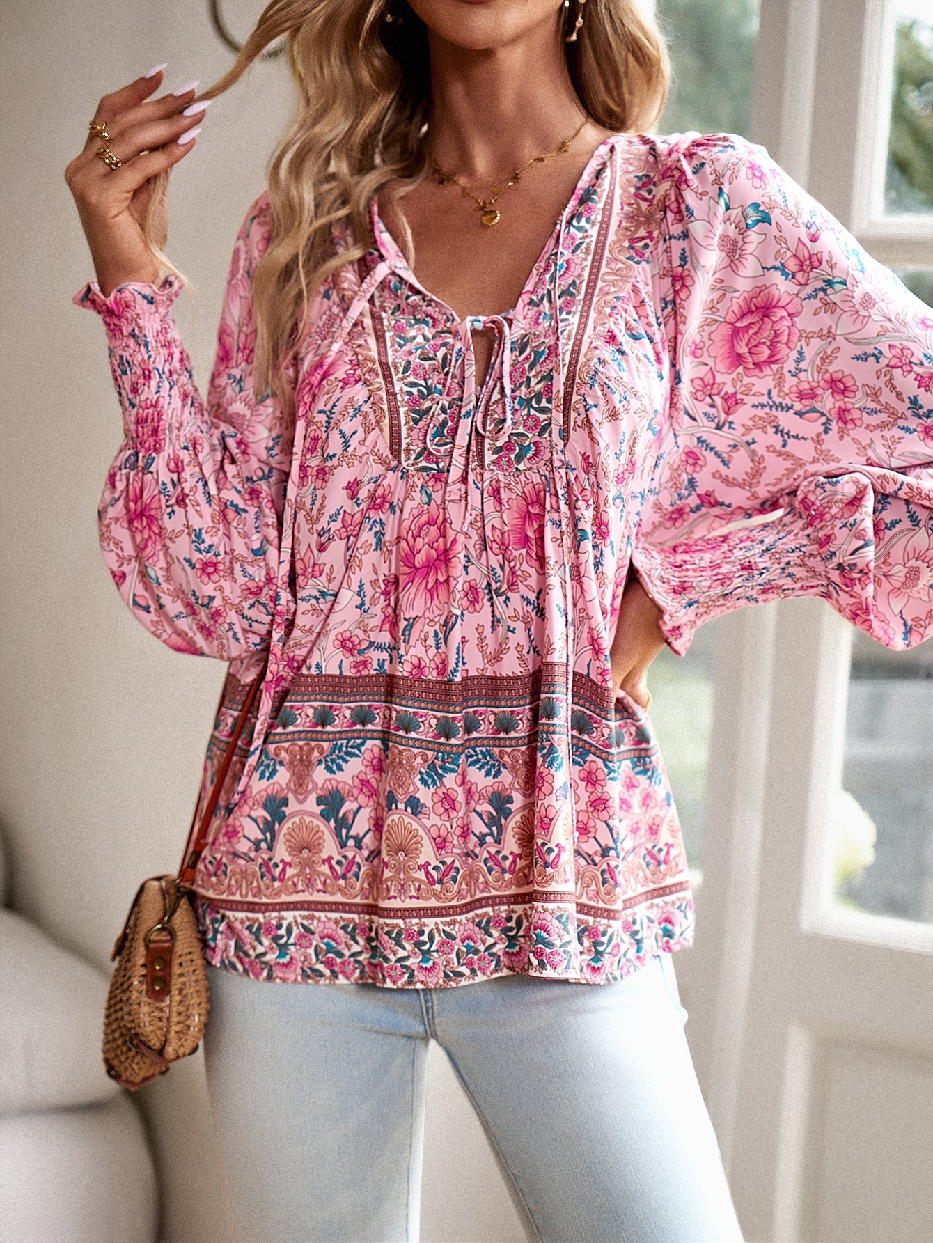 Damen-Bluse mit Boho-Blumenmuster und Schleifenkragen
