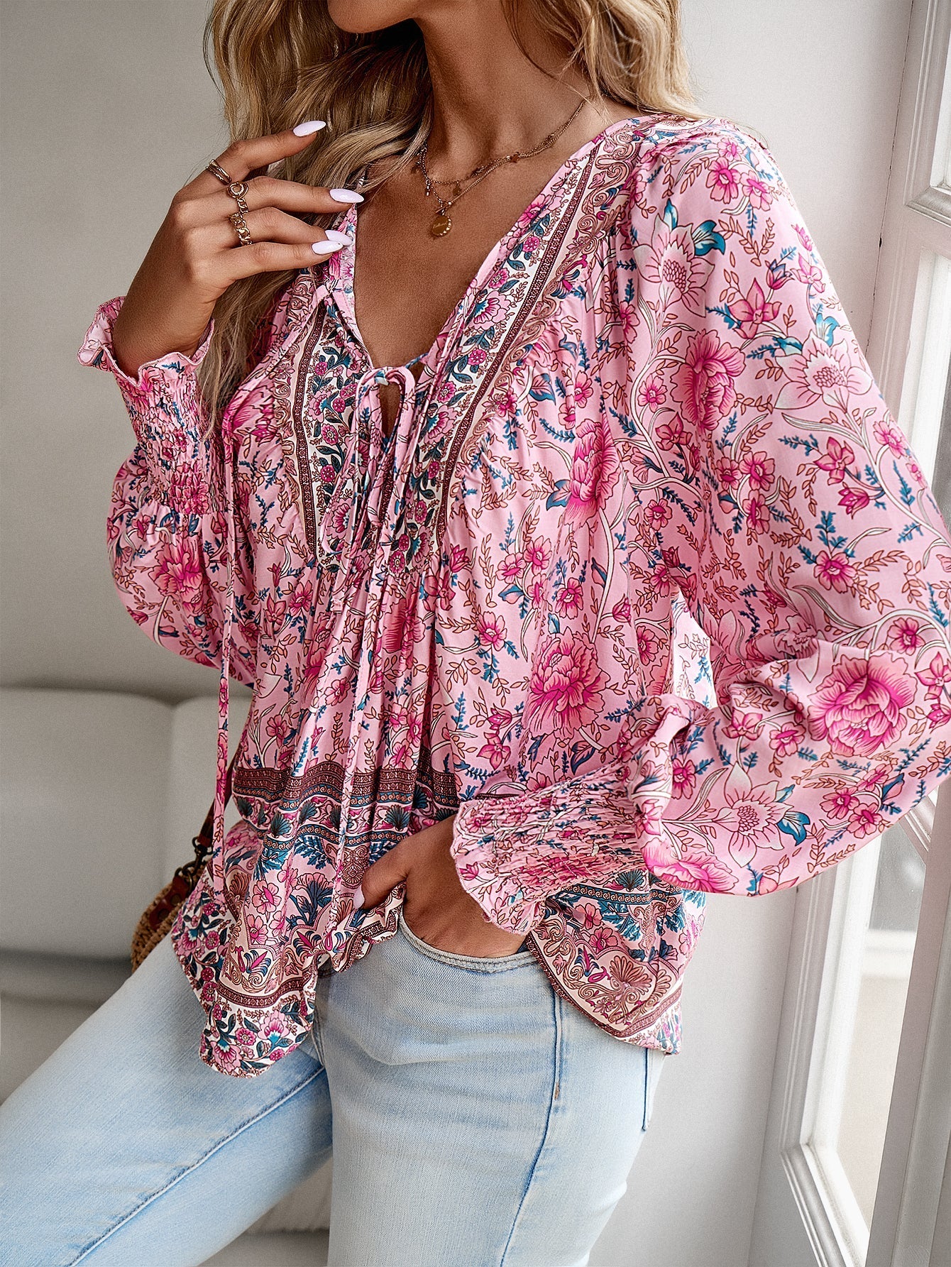 Damen-Bluse mit Boho-Blumenmuster und Schleifenkragen