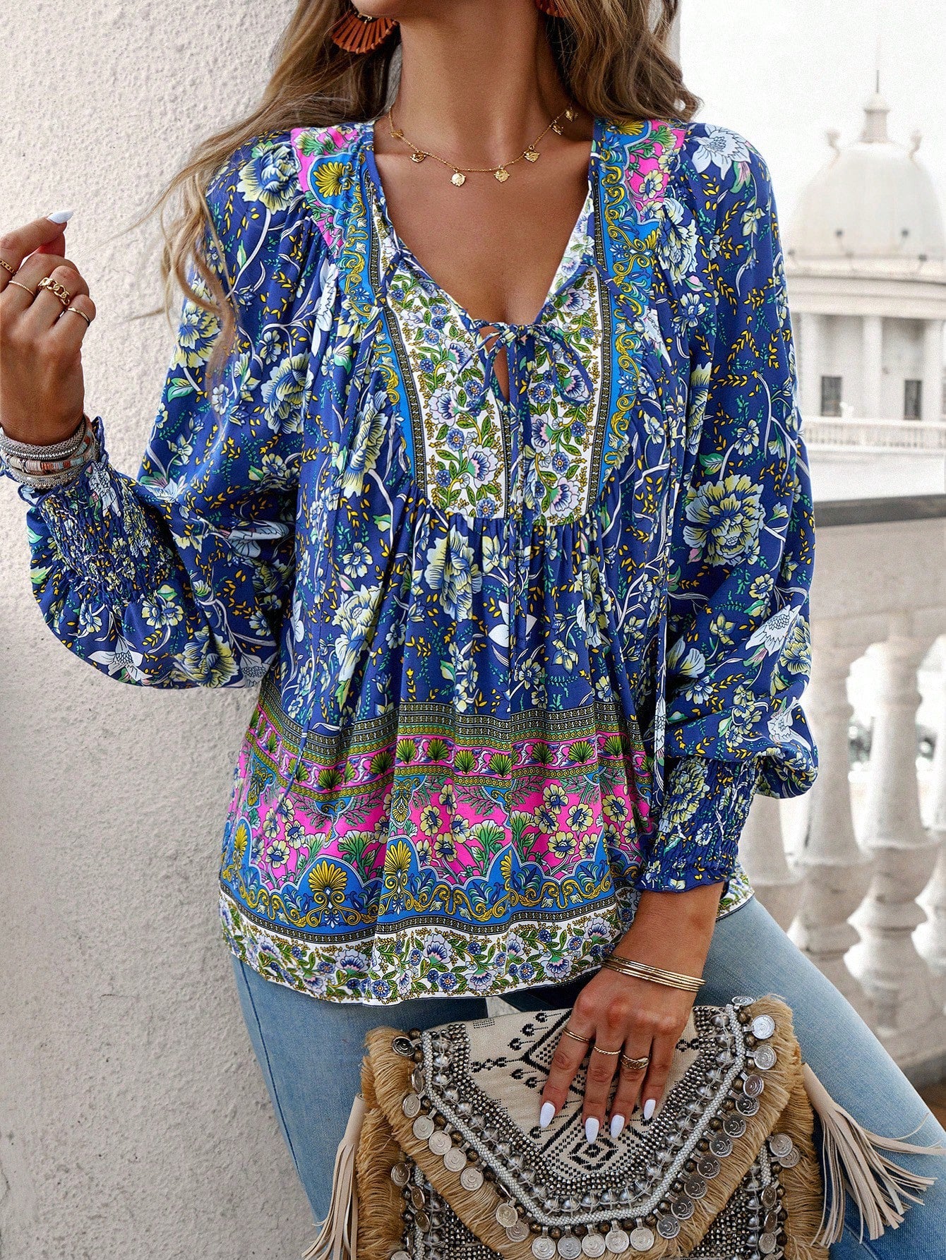 Damen-Bluse mit Boho-Blumenmuster und Schleifenkragen