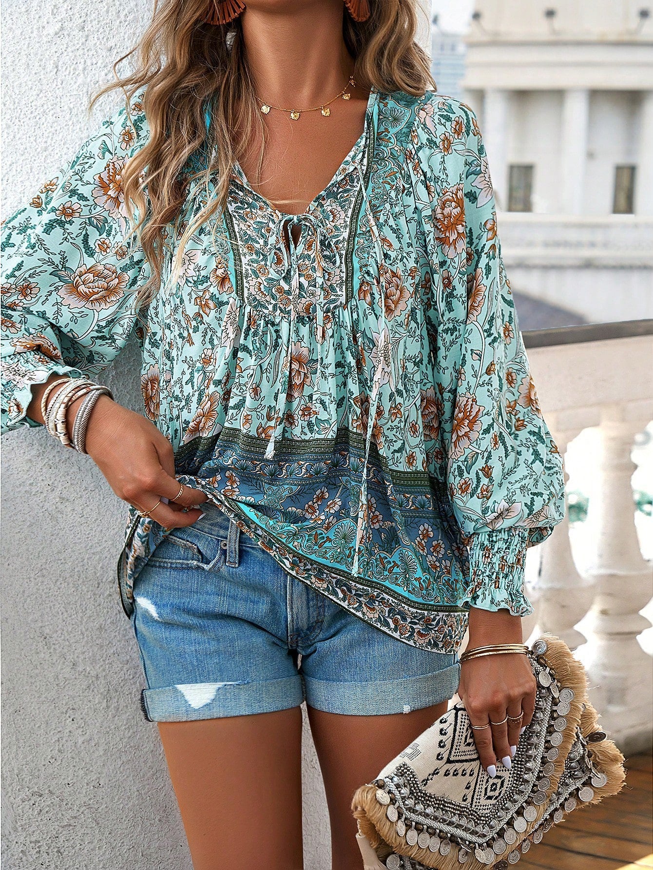 Damen-Bluse mit Boho-Blumenmuster und Schleifenkragen