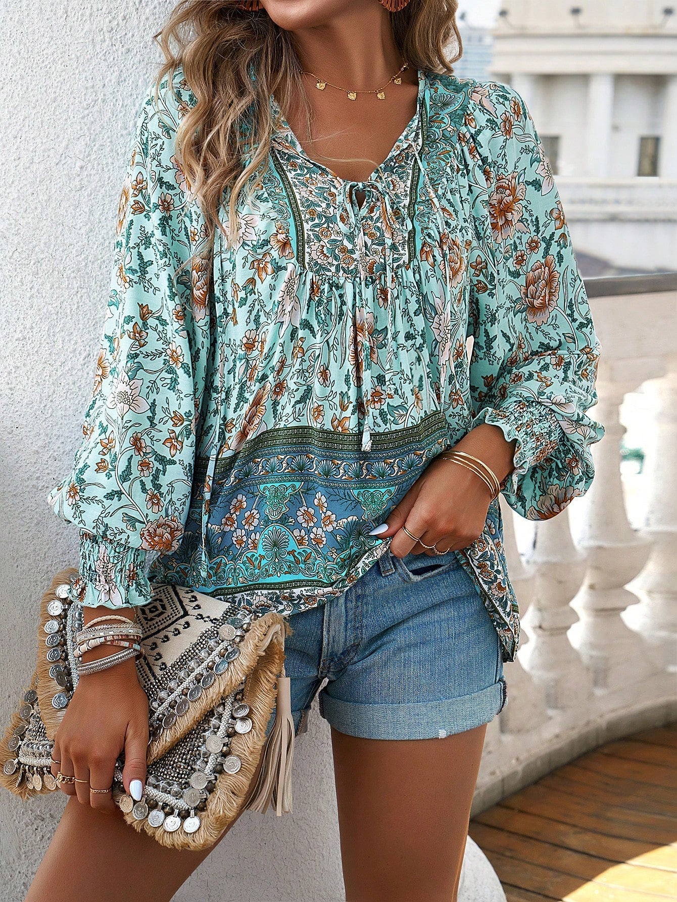 Damen-Bluse mit Boho-Blumenmuster und Schleifenkragen