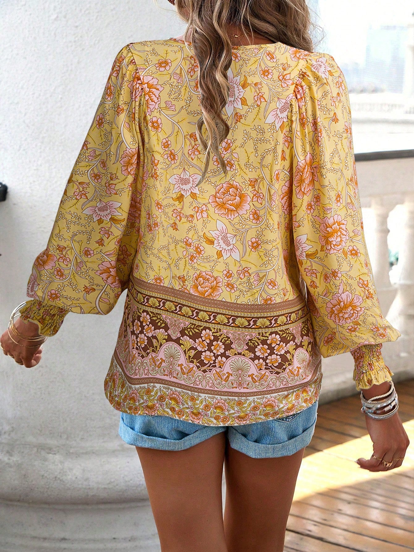 Damen-Bluse mit Boho-Blumenmuster und Schleifenkragen