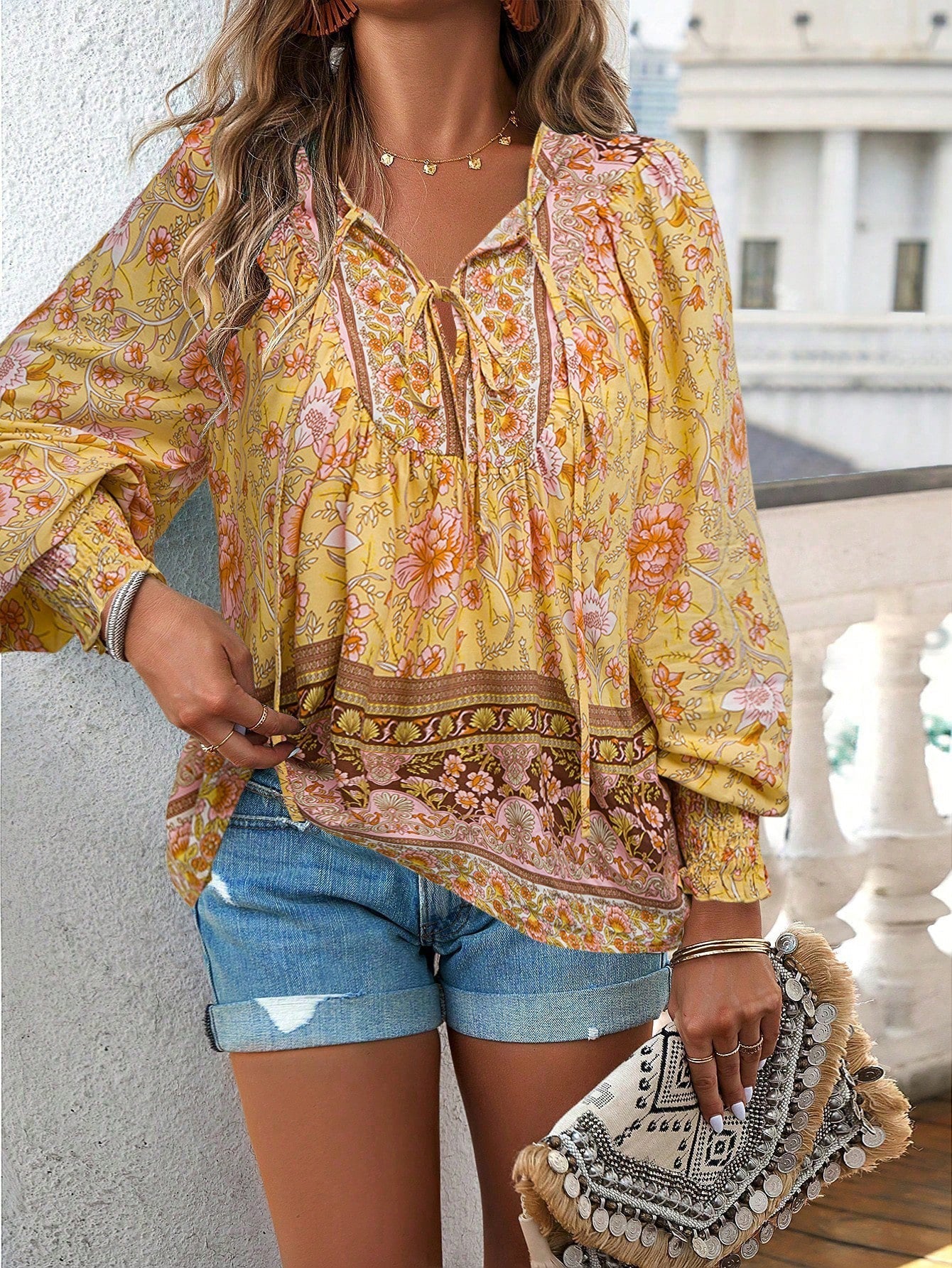 Damen-Bluse mit Boho-Blumenmuster und Schleifenkragen