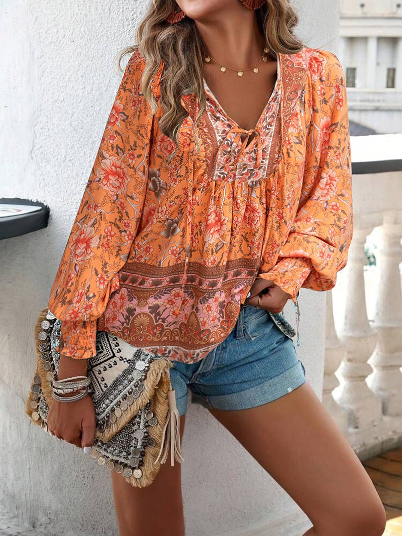 Damen-Bluse mit Boho-Blumenmuster und Schleifenkragen