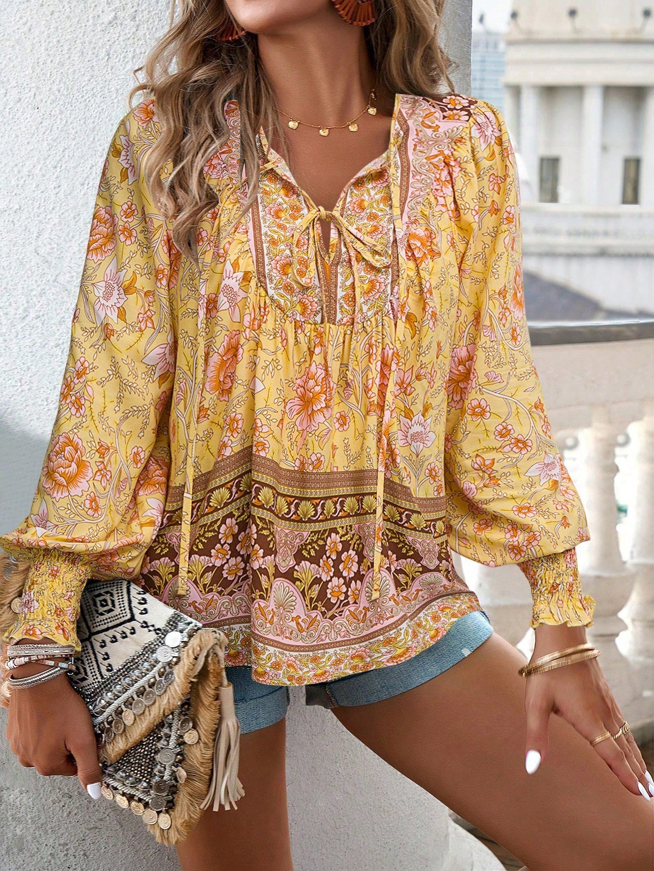 Damen-Bluse mit Boho-Blumenmuster und Schleifenkragen