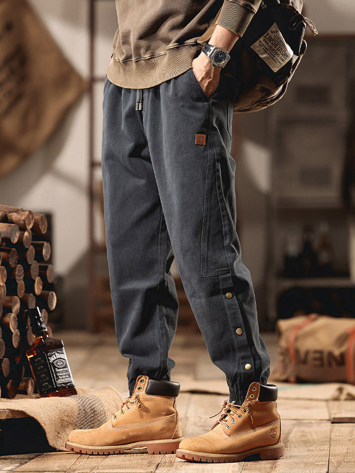 Herren Jogger-Hose aus 100% Baumwolle mit Knopfdetail an der Seite