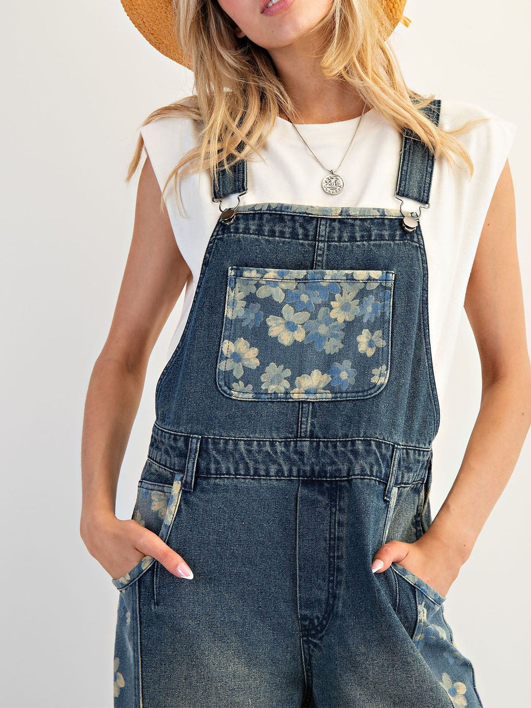 Peto vaquero con estampado floral