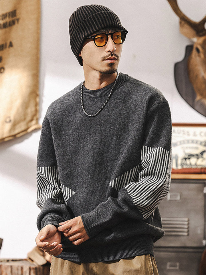 Herren Rundhals‑Strickpullover mit gestreiften Ärmeln