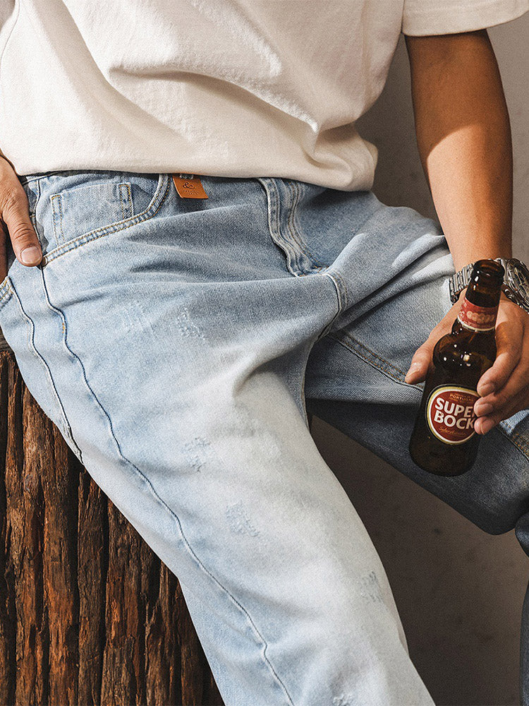 Jean pour homme avec délavage subtil et détails vintage effet usé