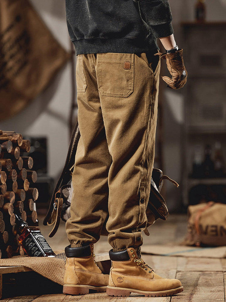 Herren Jogger-Hose aus 100% Baumwolle mit Knopfdetail an der Seite