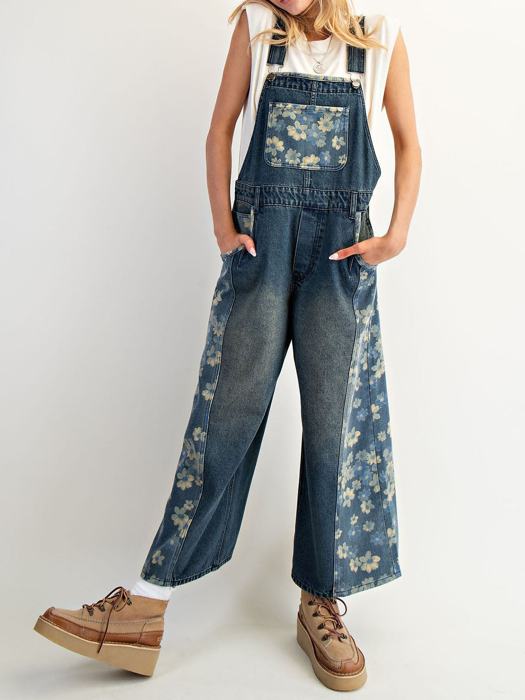 Peto vaquero con estampado floral