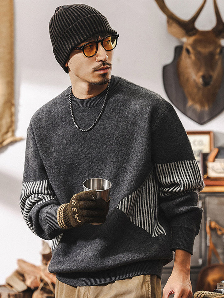 Herren Rundhals‑Strickpullover mit gestreiften Ärmeln