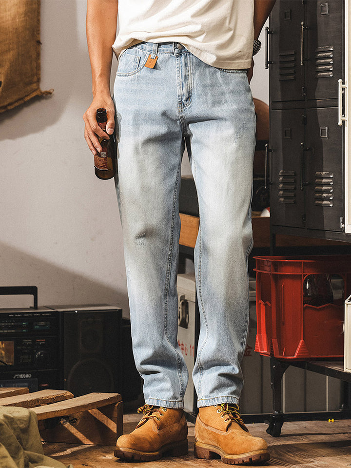 Jean pour homme avec délavage subtil et détails vintage effet usé