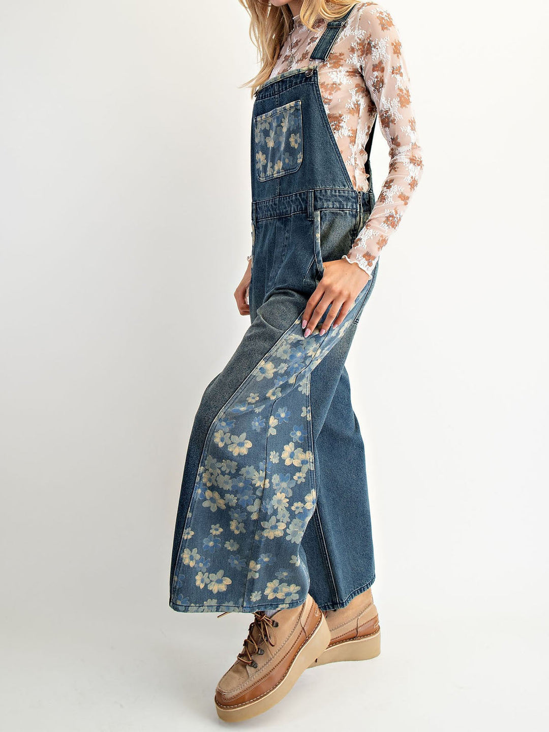 Peto vaquero con estampado floral