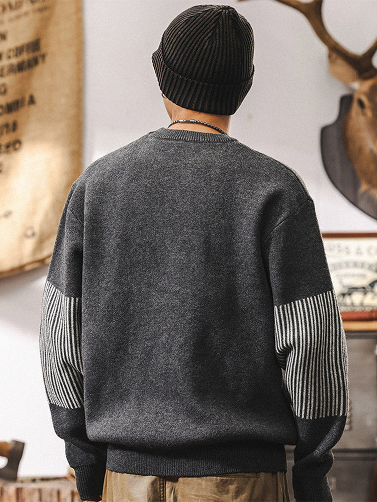 Herren Rundhals‑Strickpullover mit gestreiften Ärmeln