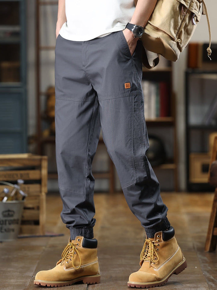 Pantaloni cargo affusolati da uomo con etichetta a toppa e polsini elasticizzati