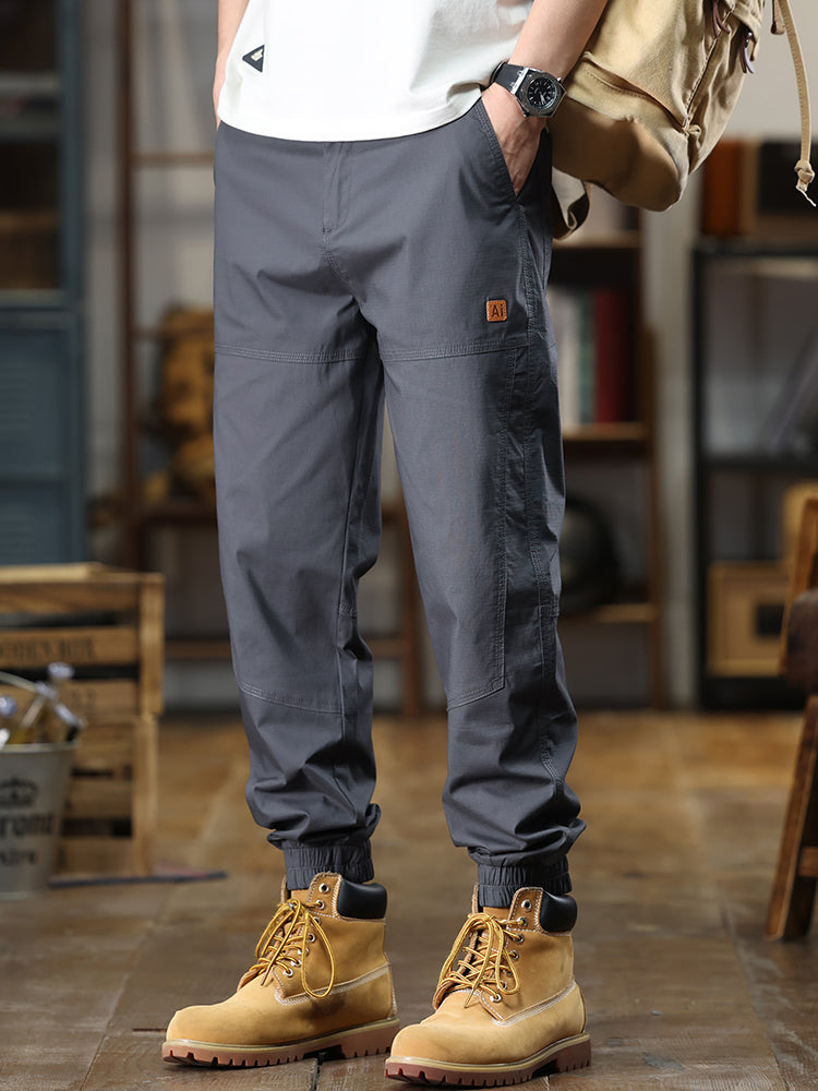 Pantaloni cargo affusolati da uomo con etichetta a toppa e polsini elasticizzati