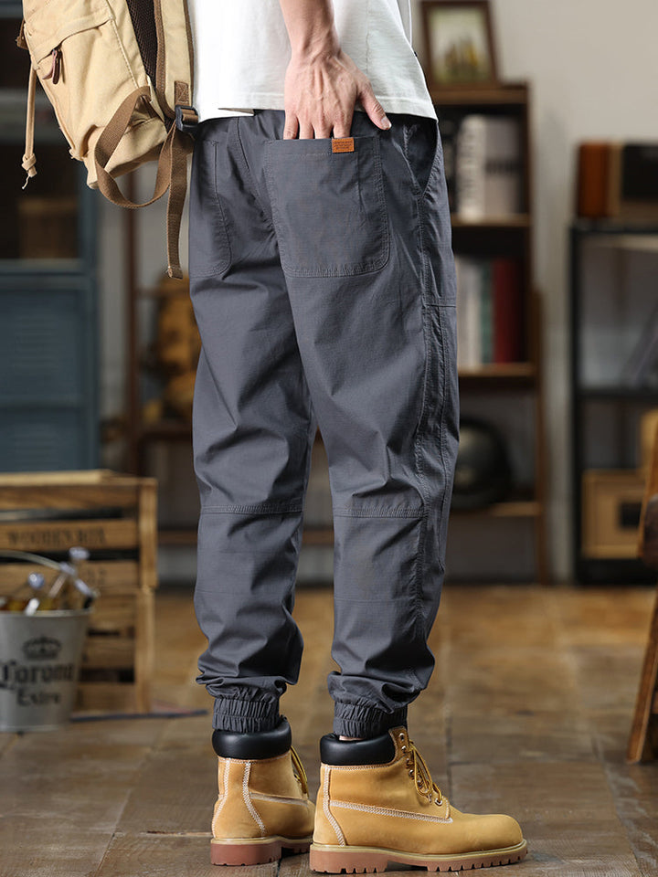 Pantaloni cargo affusolati da uomo con etichetta a toppa e polsini elasticizzati