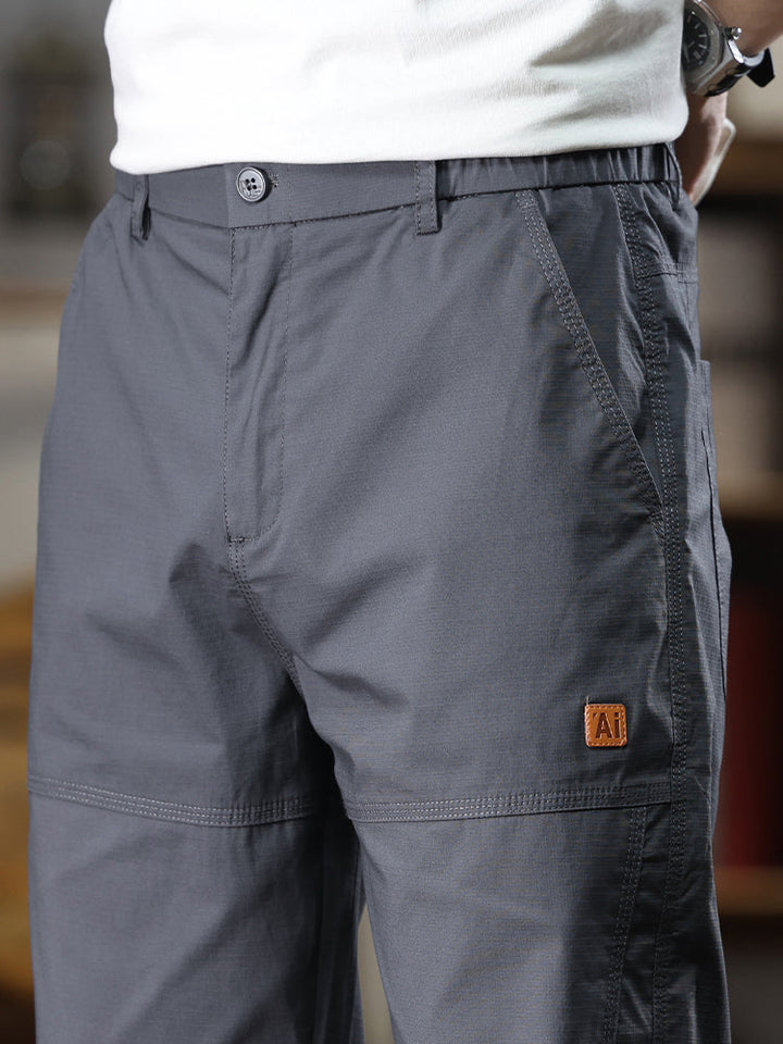 Pantaloni cargo affusolati da uomo con etichetta a toppa e polsini elasticizzati