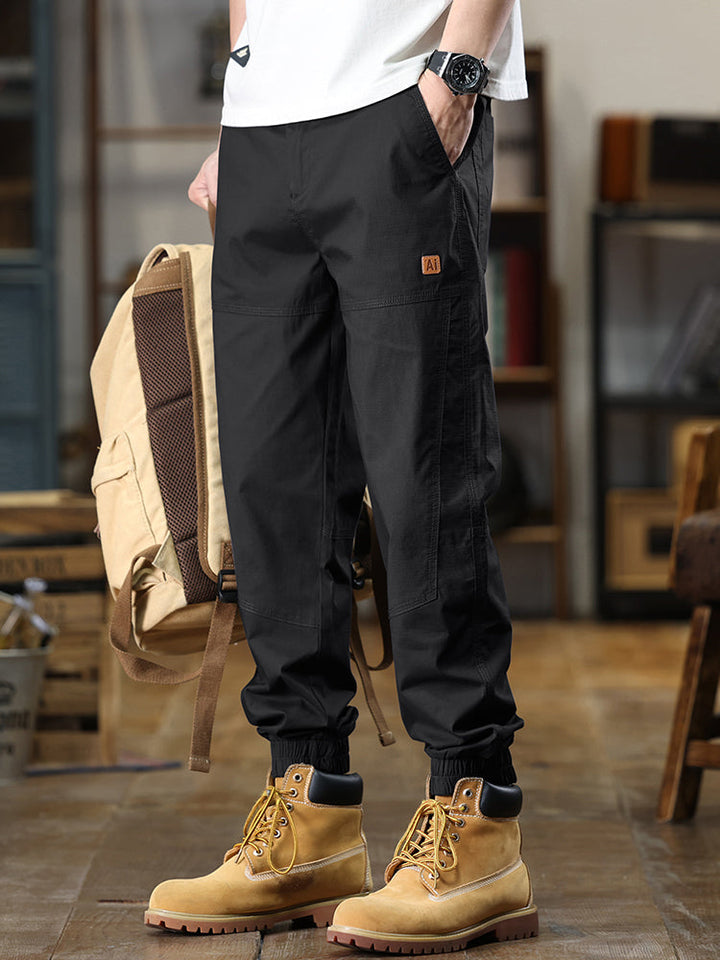 Pantaloni cargo affusolati da uomo con etichetta a toppa e polsini elasticizzati