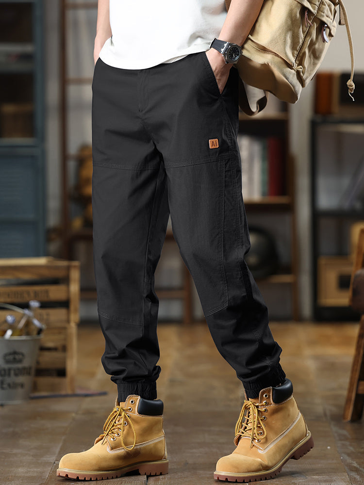 Pantaloni cargo affusolati da uomo con etichetta a toppa e polsini elasticizzati