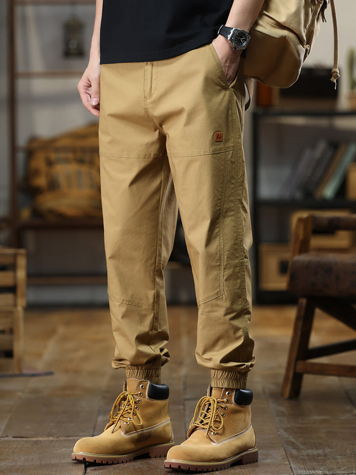 Pantaloni cargo affusolati da uomo con etichetta a toppa e polsini elasticizzati